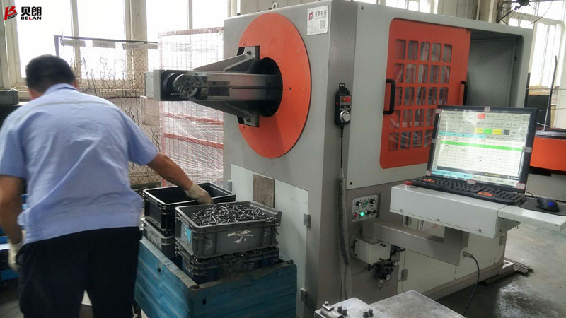 鐵絲彎折機(jī)在重慶客戶處健步如飛的生產(chǎn)產(chǎn)品，客戶拍手叫絕