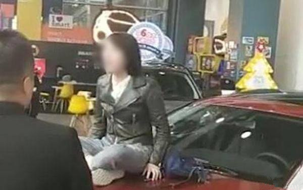 奔馳女車主維 權(quán)：到底是車的問(wèn)題還是4S店的問(wèn)題？