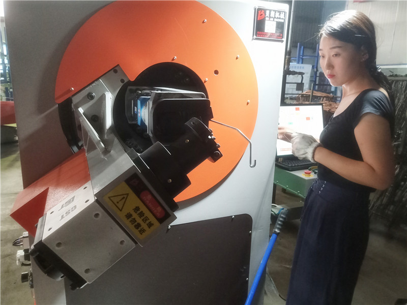 貝朗全自動(dòng)數(shù)控折彎機(jī)女同志也能調(diào)試，你知道嗎？